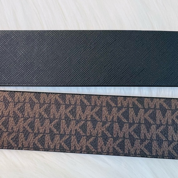 Michael Kors Women’s Twist Reversible Belt Medium - Picture 6 of 10